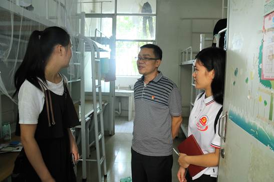 4谢书记探访新生宿舍