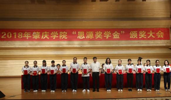 4.校党委副书记叶峥嵘为成功考取研究生的学生颁奖