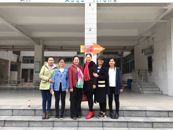 选手与指导老师合影