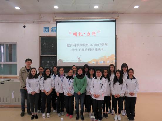 说明: 工作人员合影