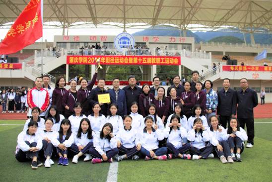 我院领导老师和学生合影