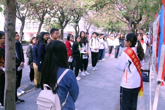 校青志对我院志愿成果展进行评分